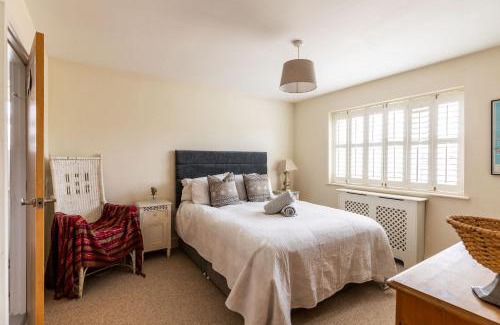 East Wittering House | 5 Bedroom Family Friendly Beach House - a skip to the water!