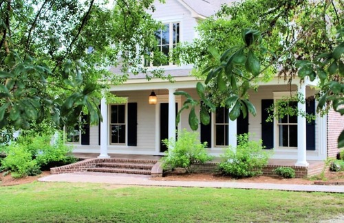 Water Valley House | Chic 5 Bedroom Farmhouse Near Downtown Oxford, Pet Friendly