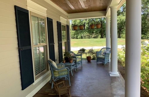 Water Valley House | Chic 5 Bedroom Farmhouse Near Downtown Oxford, Pet Friendly