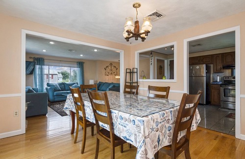 Eastward Look House | Family-Friendly 5 Bedroom Home Near Scarborough Beach