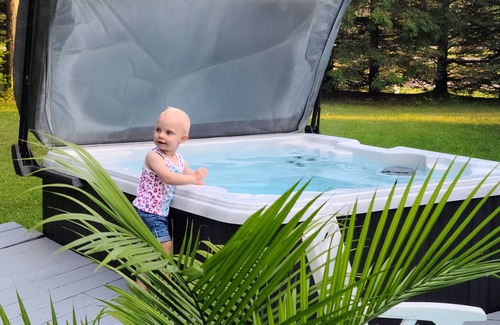 Waupaca House | Inviting 5 Bedroom Retreat on Waupaca River with Hot Tub