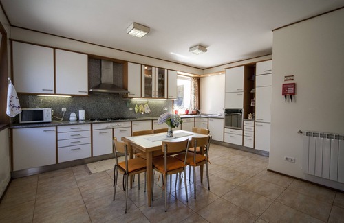 Areosa House | Exceptional 5-Bedroom Retreat Near Beaches & City Life