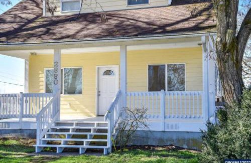 Corvallis House | 5 Bedroom House Cheerful Bungalow with AC Pet Friendly