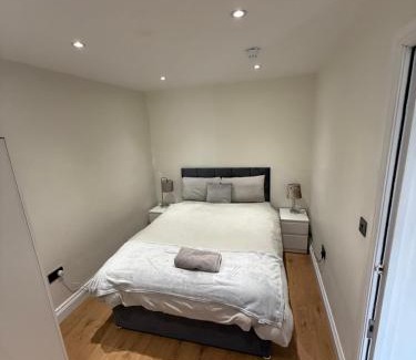 London Borough of Bromley House | Family-Friendly 5 Bedroom House in Orpington - Rated 8/10