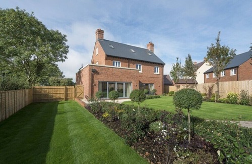 Bicester House | Spacious 5 Bedroom House Near Heyford & Bicester Village