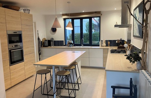 Wissant House | Beautiful 4 Bedroom Retreat with Garden, Near Beach & Center