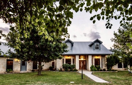 Jonesboro House | Exclusive 5-Bedroom Ranch House with Private Pool Near Waco