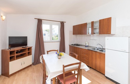 Okrug Donji House | Relaxing 5 Bedroom Stay with Ocean Views in Okrug Donji