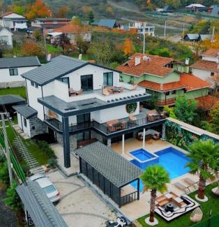 Sapanca Villa | 5-Bedroom Luxury Villa With Private Pool & Garden