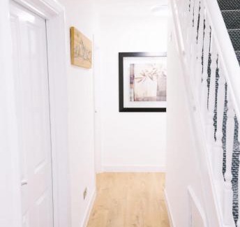 Cray Valley West House | Spacious 6 Bedroom Retreat with 9/10 Guest Rating