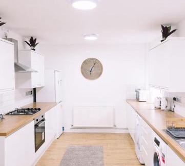 Cray Valley West House | Spacious 6 Bedroom Retreat with 9/10 Guest Rating