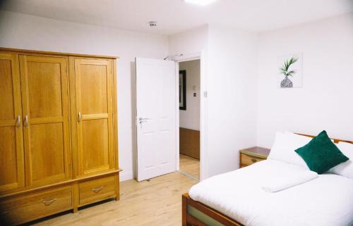 Cray Valley West House | Spacious 6 Bedroom Retreat with 9/10 Guest Rating