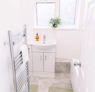 Cray Valley West House | Spacious 6 Bedroom Retreat with 9/10 Guest Rating