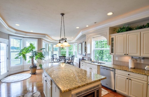 Shelton Resort | 5-bedroom resort in charming Shelton w 80 feet of lake front, events possible.