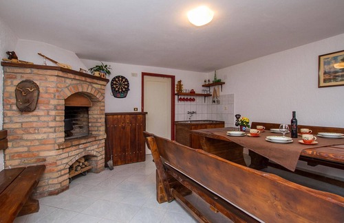 Nedescina House | Ideal 5 Bedroom Retreat in Nedescina with Private Pool