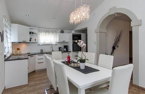 Nedescina House | Ideal 5 Bedroom Retreat in Nedescina with Private Pool