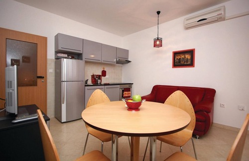 Liznjan House | Comfortable 5-Bedroom Accommodation in Liznjan with Pool