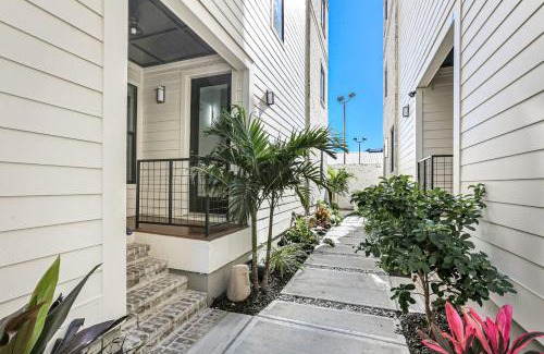 Faubourg Lafayette Villa | Experience Eclipse Rooftop Villa with Pool and 9.1 Rating