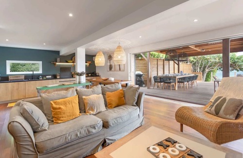 Cul de Sac Villa | Relax in a 5-Bedroom Villa with Panoramic Bay Views