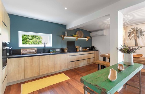 Cul de Sac Villa | Relax in a 5-Bedroom Villa with Panoramic Bay Views