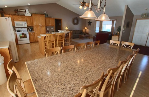 Hutchinson House | Spacious 5-Bedroom Home with Pool & Spa for Up to 15 Guests