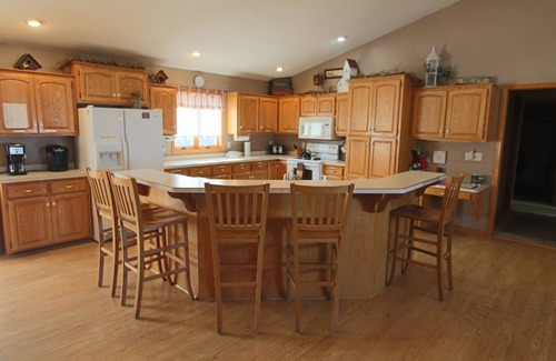 Hutchinson House | Spacious 5-Bedroom Home with Pool & Spa for Up to 15 Guests