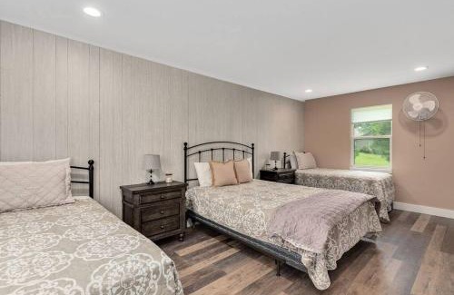 Henrico House | Welcoming 5 Bedroom Waterfront Home on LKG for Families