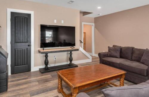 Henrico House | Welcoming 5 Bedroom Waterfront Home on LKG for Families
