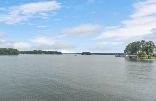 Henrico House | Welcoming 5 Bedroom Waterfront Home on LKG for Families