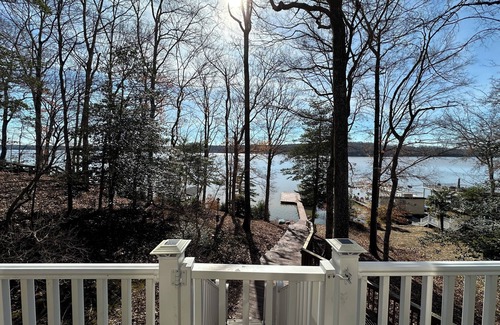Bracey House | Family-Friendly Waterfront Lakehouse with Fun Amenities