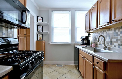 Oak Park Apartment | Family-Friendly 5-Bedroom Retreat with Spa & Breakfast