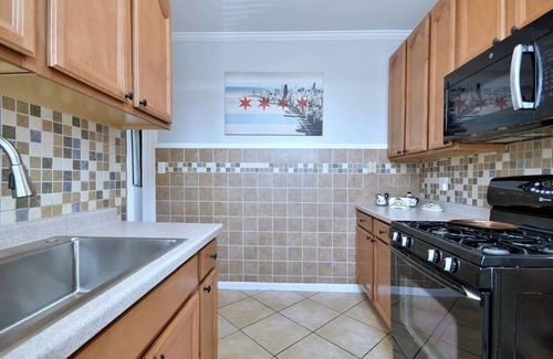 Oak Park Apartment | Family-Friendly 5-Bedroom Retreat with Spa & Breakfast