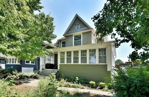 Oak Park Apartment | Family-Friendly 5-Bedroom Retreat with Spa & Breakfast