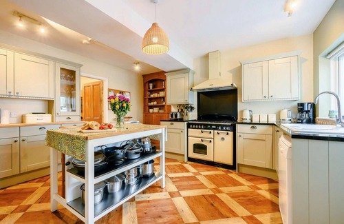 Keswick House | Historic 5-Bedroom Coach House with Private Garden & Pool