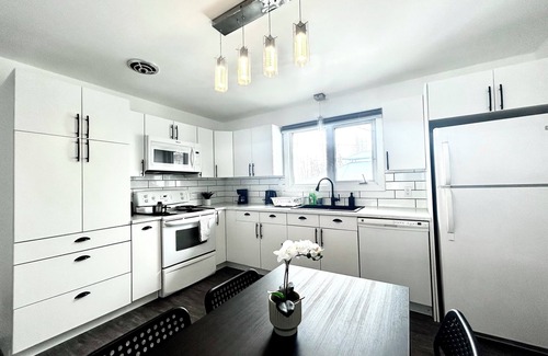 Thompson House | 5 Bedrooms, 2 Kitchens, Free Parking, Newly Renovated