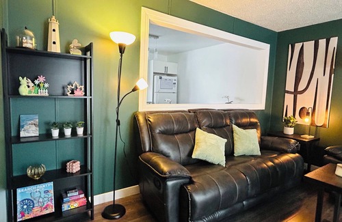 Thompson House | 5 Bedrooms, 2 Kitchens, Free Parking, Newly Renovated