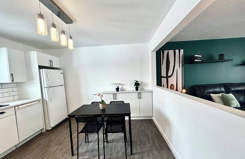 Thompson House | 5 Bedrooms, 2 Kitchens, Free Parking, Newly Renovated