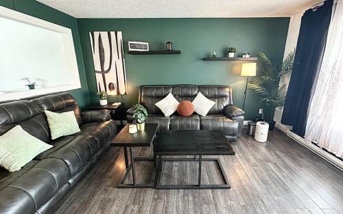 Thompson House | 5 Bedrooms, 2 Kitchens, Free Parking, Newly Renovated