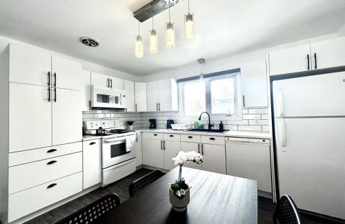 Thompson House | 5 Bedrooms, 2 Kitchens, Free Parking, Newly Renovated