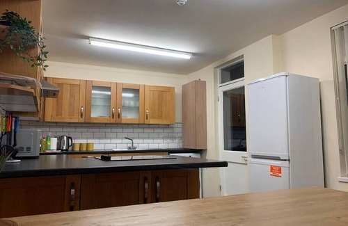 Uplands Apartment | 5 Bedrooms 4 Double rooms Smart Tv's in all rooms