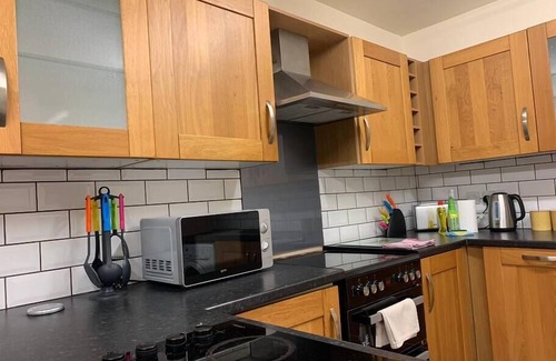 Uplands Apartment | 5 Bedrooms 4 Double rooms Smart Tv's in all rooms
