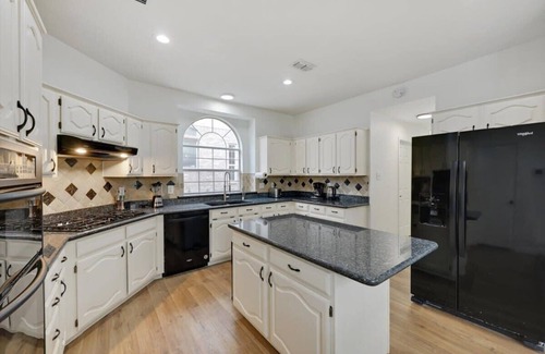 Plano House | 5 Bedrooms with Private Pool - Perfect for Groups!