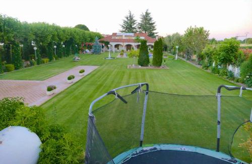 Villamayor House | Spacious 5-Bedroom Retreat with Private Pool in Salamanca
