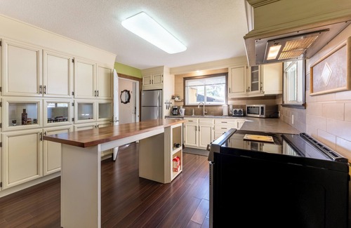 Northeast Edmonton House | 5 Bedrooms | Sleeps 12 | 2 Suites | Free Parking | Pet Friendly