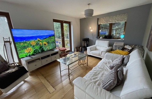 Shepperton House | Family Retreat: 5-Bedroom House with Pool & Garden