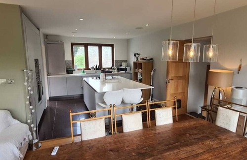 Shepperton House | Family Retreat: 5-Bedroom House with Pool & Garden