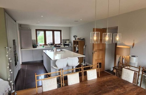 Shepperton House | Family Retreat: 5-Bedroom House with Pool & Garden