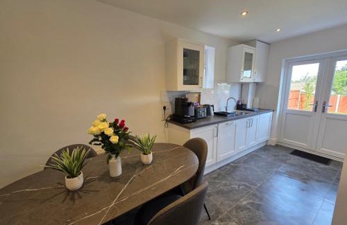 Woodthorpe House | 5 Beds 7 guests Private Garden Free Parking