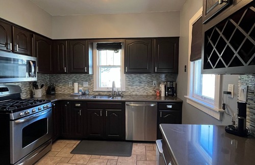 Morton Meadows House | Ideal 5-Bed Home Near Downtown with Spa & Breakfast
