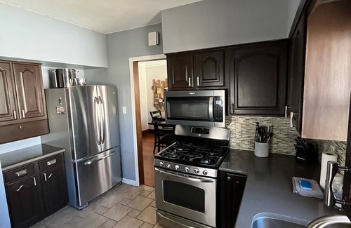 Morton Meadows House | Ideal 5-Bed Home Near Downtown with Spa & Breakfast
